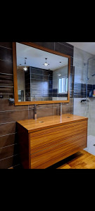 Photo de galerie - Fabrication et pose d'un meuble salle de bain en Teck massif, vitrifié. 