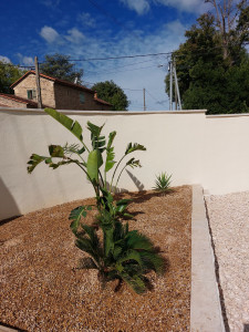Photo de galerie - Après mise en place d’un geotextile pour éviter la repousse d’herbe, j’ai mis en place les végétaux dans un sol préalablement travaillé et enrichi. L’apport de gravier concassé coloré vient mettre en valeur les plantes. client ravi.