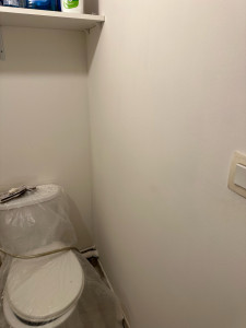 Photo de galerie - Application d’enduit dans une petite toilette pour réparer l’humidité. Travail soigné et finition lisse