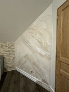 Photo de galerie - Murs effet marbre dans une chambre 