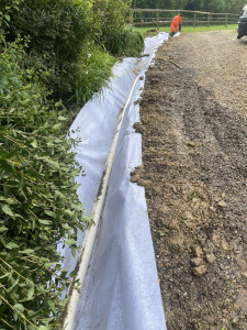 Photo de galerie - Drainage 

- Tranchée,
- Pose d un geotextil.
- Pose d'un tuyau à drain enrobé d'un geotextil 
- Pose de cailloux à drain
- Fermeture du geotextil
- Empierrement 