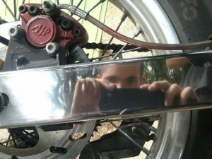 Photo de galerie - Polissage bras oscillant moto.