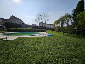 Photo de galerie - Gros descente et taille de haies ( au fond ) 
Petite déscente de haie ( piscine ) 
Taille de haie ( a droite ) 
Tonte 
Évacuation déchets verts 