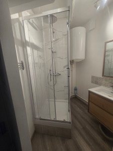 Photo de galerie - Cabine de douche, carrelage meuble vasque ...
nous sommes à votre service 