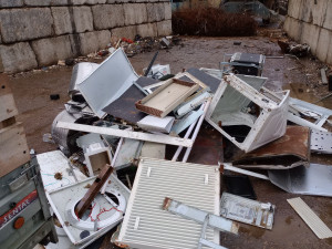 Photo de galerie - Bonjour je récupère toute épave voiture avec ou sans carte grise pour destruction je prend aussi ferraille vide garage maison hangar ect... je me déplace gratuitement et débarrasse gratuitement 
Tel 0787927367