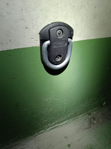 Photo de galerie - Pose d'un ancrage  au Mur pour cadenas 