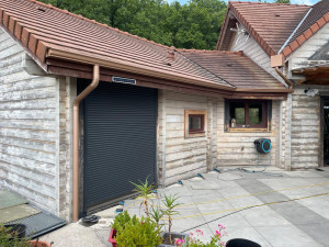 Photo de galerie - Ponçage et peinture de la façade d'une maison en bois.