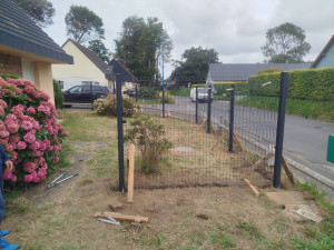 Photo de galerie - Installation de clôture rigide sur 25ml, terrain avec légère pente
panneaux de 1.73m de haut et 2.50m de long, poteaux de 2.20m