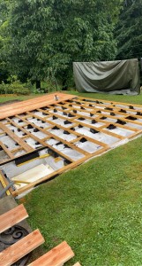 Photo de galerie - Création d’une terrasse bois reliée à une maison avec deux arrivées d’eau pour une douche et un spa 