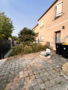 Photo de galerie - Avant chantier : Terrain envahi par les friches. Débroussaillage, terrassement, évacuation de terre et création d’un futur espace de stationnement.