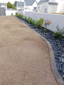 Photo de galerie - Réalisation d'un massif avec paillage mineral et d'un gazon semé 