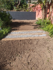 Photo de galerie - Mise en place de marche pour le futur gazon 