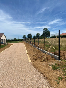 Photo de galerie - Réalisation d’une pose de clôture rigide avec soubassement béton 