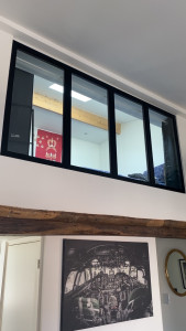 Photo de galerie - Pose d’une verrière en aluminium avec verre 4/16/4 avec verre isolant contre le bruit 