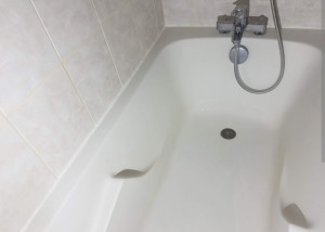 Photo de galerie - Remplacement d'un joint silicone de baignoire 
