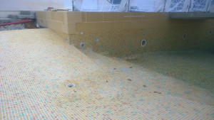 Photo de galerie - Pose de mosaïque sur une piscine.