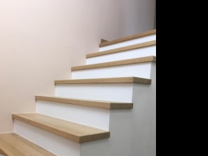 Photo de galerie - Habillage escalier béton.
Marche en chêne massif et contre marche en stratifié 