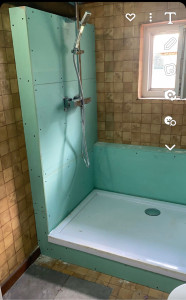 Photo de galerie - Installation d’un receveur de douche avec la colonne de douche ainsi que le Ba13