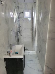 Photo de galerie - Carrelage imitation marbre sol et murs+pose du baque de douche et meuble vasque 