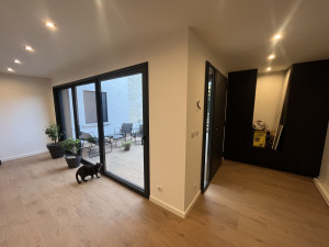 Photo de galerie - Fenêtres coulissantes et porte d'entrée.