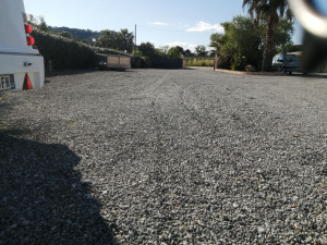Photo de galerie - Aménagement avec graviers d’accès à la propriété. 