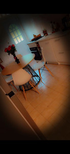 Photo de galerie - Montage de table et chaise en kit de meuble cuisine pause de pland de travail avec des coupe pour pkaque de cuisson et instalation du four incastrable