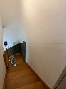 Photo de galerie - Pose de papier peint en montée d’escaliers.