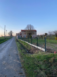 Photo de galerie - Clôture grillagée avec soubassement 