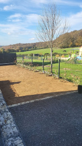 Photo de galerie - Terrassement pour remettre le terrain de niveau puis engazonnement et plantation de haie