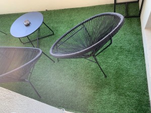 Photo de galerie - Pose de sol synthétique sur le balcon d’un particulier.