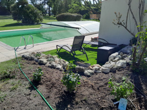 Photo de galerie - Création aménagement coin piscine, pose de fausse pelouse, pose des pierres autour avec plantation rosier, lavande sentoline. 