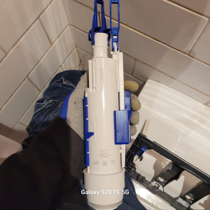 Photo de galerie - Remplacement du mécanisme de chasse d’eau (Geberit) sur WC suspendu — dépose de l’ancien groupe et pose du nouveau, réglage du débit et test d’étanchéité