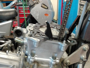 Photo de galerie - Remplacement haut moteur Piston Suzuki 400 DRZ avant calage de distribution 
