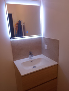 Photo de galerie - -montage et pose meuble sous évier
-pose évier plus raccordement arrivée d'eau et évacuation 
-pose miroir illuminé plus branchement électrique 
-pose crédence plus adaptation prise électrique 
