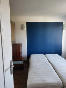 Photo de galerie - Rénovation d'une chambre avec un fond bleu
