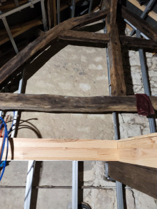 Photo de galerie - Création d'un côté de pignon apparent chaux sable sika d'adhérence.