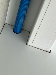 Photo de galerie - Des découpes nettes et propres dans le plan de travail d'une cuisine d'entreprise