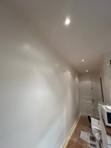 Photo de galerie - Peinture intérieure réalisée avec finitions impeccables — murs parfaitement lisses, travail propre et soigné. Protection des sols et nettoyage après intervention.