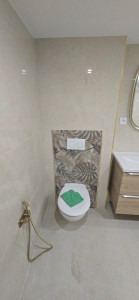 Photo de galerie - Rénovation de salle de bain avec pose de carrelage mural et au sol. Travail soigné, découpes précises et finitions de qualité