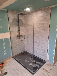 Photo de galerie - Pose carrelage et douche a l italienne pour une salle de bain 
