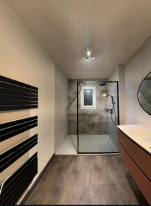 Photo de galerie - Installation paroi de douche 
joint étanchéité 