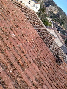 Photo de galerie - Changement de couverture 
(démontage de rive maçonner+ faîtage maçonner)