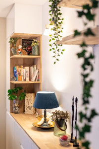 Photo de galerie - Chaque projet est pensé dans ses moindres finitions.

Ici, une niche en bois clair intégrée à un ensemble plus large permet d’alléger visuellement le meuble et d’apporter chaleur et convivialité à l’espace.