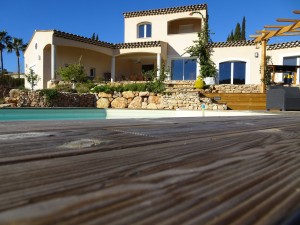 Photo de galerie - Terrasse - piscine - muret - escalier en pierre & bois - pergola 