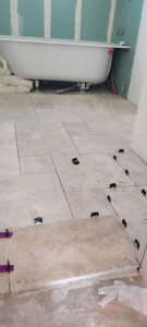 Photo de galerie - Mesures découpe et pose de travertin 