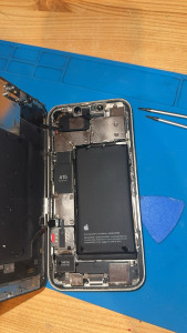 Photo de galerie - Remise en état d'un iPhone 14 tombé dans l'eau