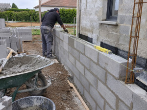 Photo de galerie - Posse de block plus enduit talocher en finition 