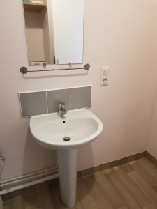 Photo de galerie - Depose de LAVABO avec Colonne 
Modification Evacuation PVC 
Et pose de colonne.
AVANT. 