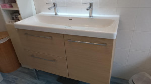 Photo de galerie - Dépose de l'ancien lavabo et mise en place d'un meuble vasque avec double robinet, pose de vanne d'arrêt 
