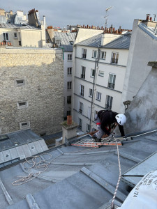 Photo de galerie - Nettoyage de chéneaux et gouttières sur un immeuble à Paris 11